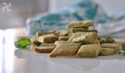 Galletitas saladas de albahaca y cacahuetes