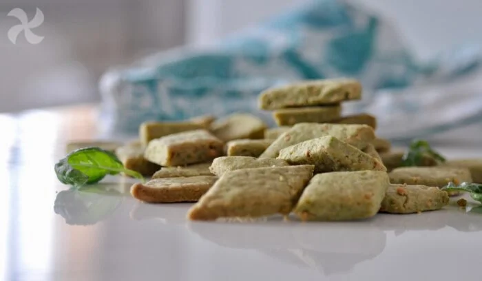 Galletitas saladas de albahaca y cacahuetes