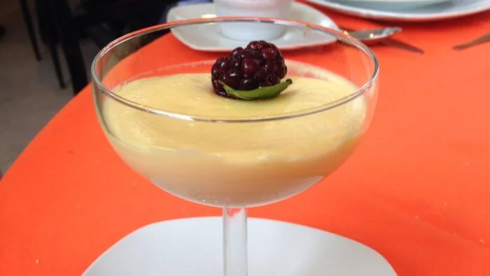 Mousse de vainilla con frambuesa y salsa toffee