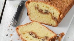 Pastel de ron con nueces caramelizadas