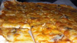 Pizza a la parrilla con salsa de vino rosado y pimientos
