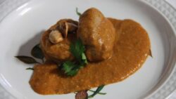Tacos de seitán con salsa de setas y almendras