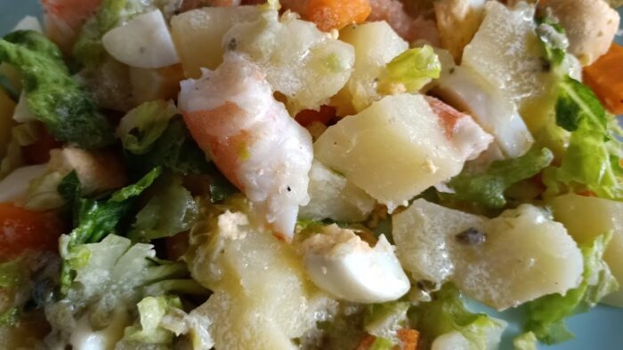 Ensaladilla de patatas, pollo y langostinos, fácil y rico con Thermomix
