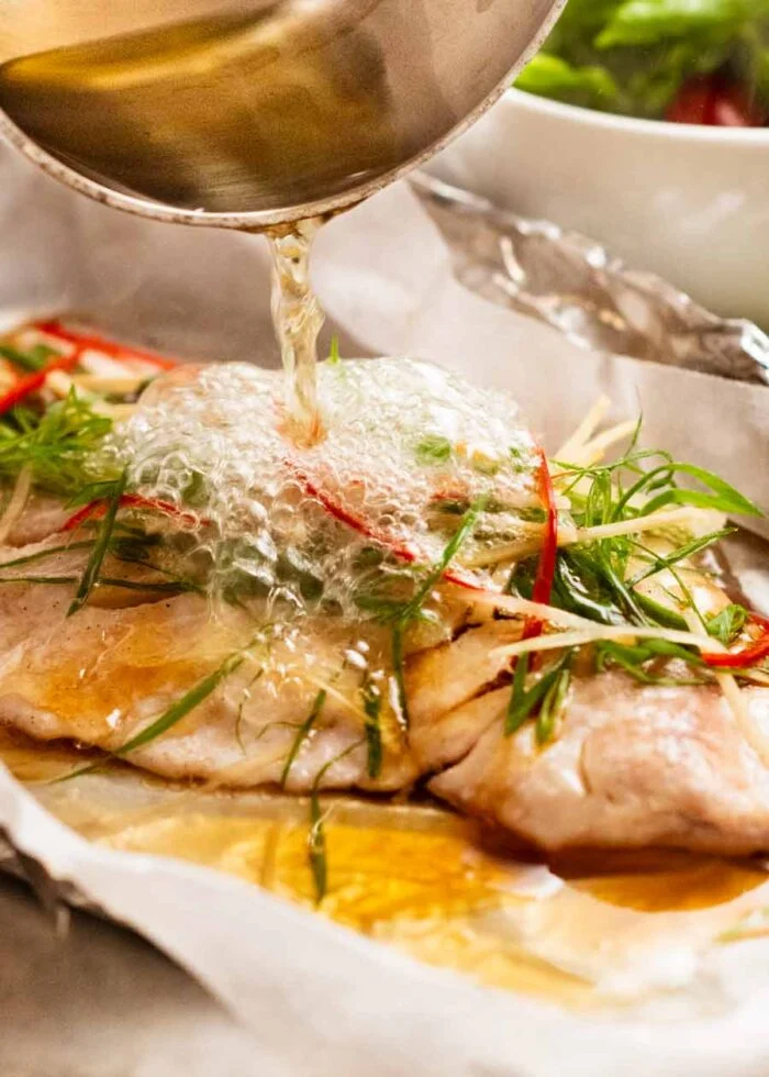 Pescado al vapor con jengibre chisporroteante |  RecetaTin Eats