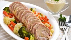Receta Thermomix ® TM5 – Rollo de carne, queso y verduras con salsa de champiñones