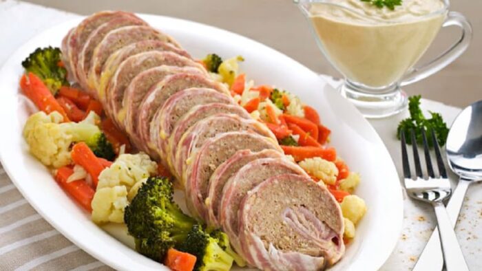 Receta Thermomix ® TM5 – Rollo de carne, queso y verduras con salsa de champiñones