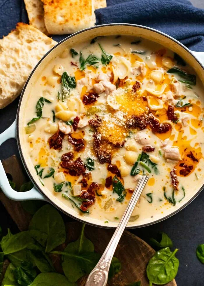Sopa cremosa de pollo toscano |  RecetaTin Eats