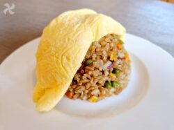 Arroz frito rápido con tortilla cremosa