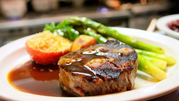 Filetes de cerdo cocinados en salsa de café