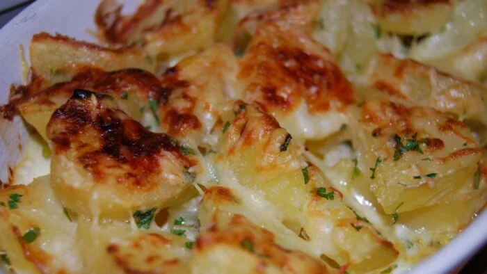 Gratín de boniato con queso feta al horno