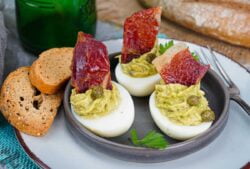 Huevos rellenos de aguacate y atún con crujiente de jamón