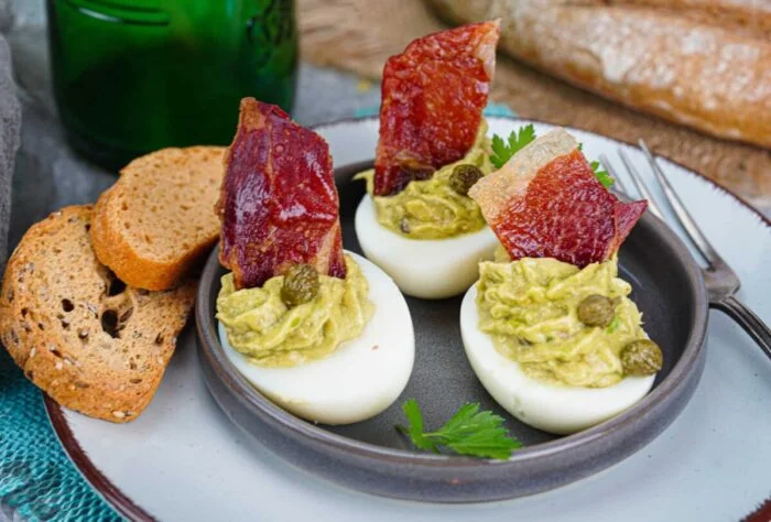 Huevos rellenos de aguacate y atún con crujiente de jamón
