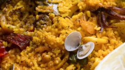 Paella de sepia con almejas