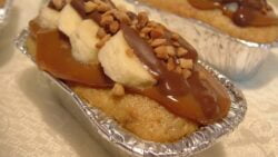 Pastel semifrío de plátano, chocolate blanco y dulce de leche