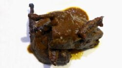 Satay de faisán con frutos secos