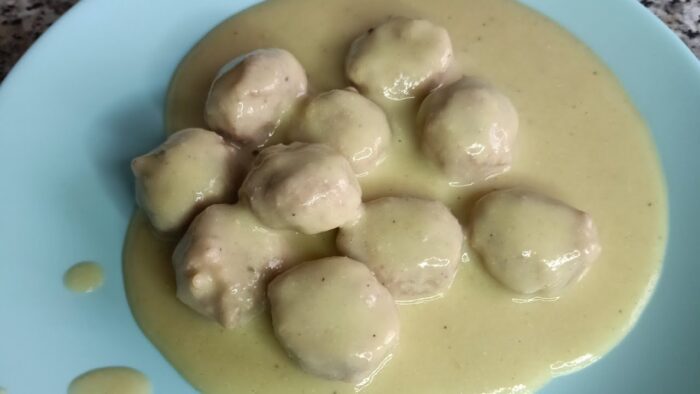 Albóndigas en salsa de almendras, fácil y rico con Thermomix