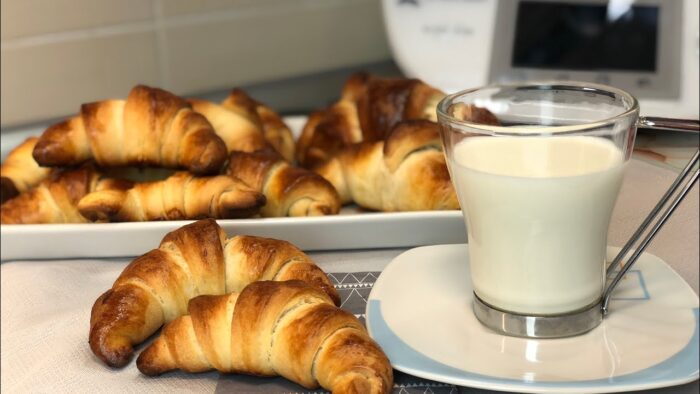BOLLOS DE PAN CON FORMA DE CROISSANT THERMOMIX