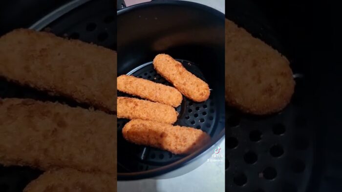 Baritas de pescado en una freidora de aire