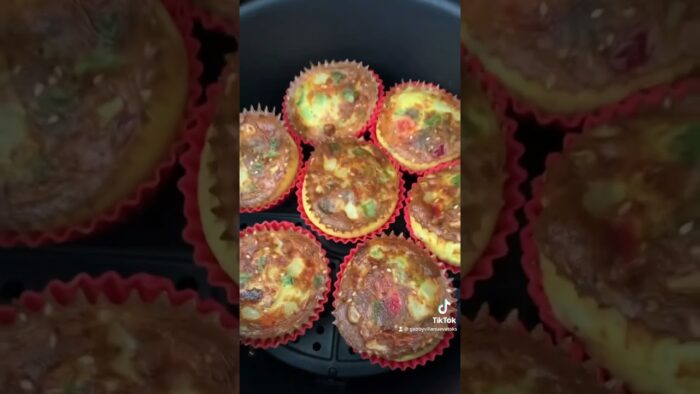 “Cocinando con Gabby” Huevos en la freidora de aire! Egg bites in the air frier!