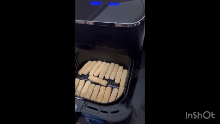 Cocinando finger food con el programa de 18 minutos de la freidora de aire “Midea”.