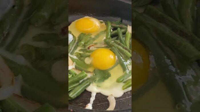 Desayuno ejotes Con huevo y pollo en la freidora de aire