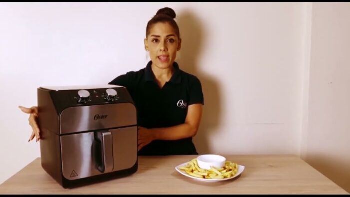 Freidora de aire Oster® con capacidad de 6 8 lts  CKSTAF68T  Papas Fritas
