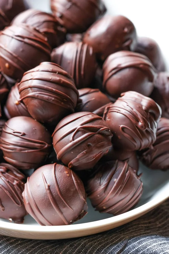 No-Bake Peanut Butter Balls Recipe l Cookies and Cups