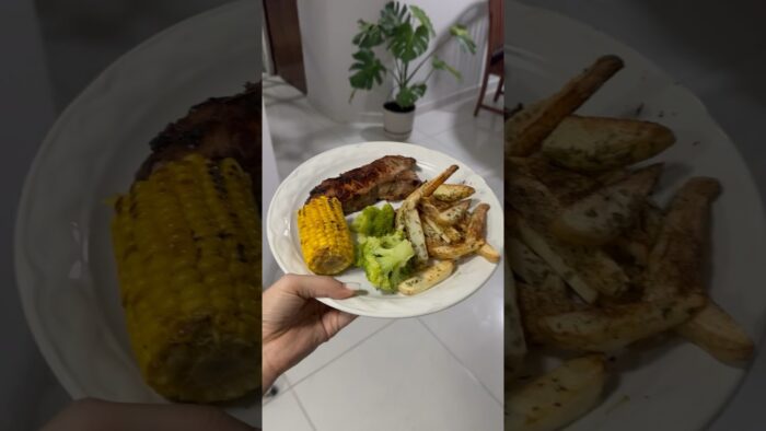 Preparando filetes y papas en freidora de aire para cenar.