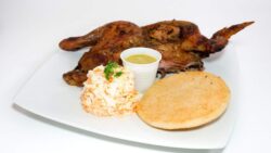 Arepas rellenas de estofado de pavo