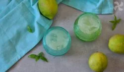 Bebida de limón y albahaca