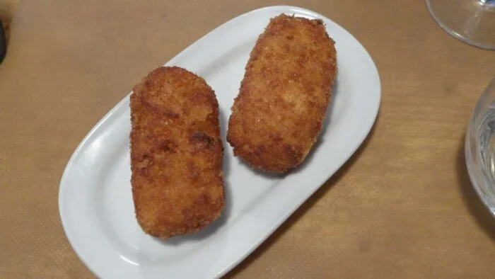 Croquetas de pollo asado y dátiles