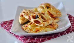 Empanadillas con tomate, atún, aceitunas y huevo duro