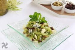 Ensalada de apio, manzana, pistachos y queso azul