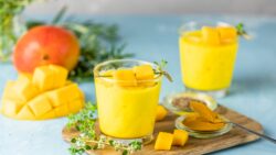 Este verano, receta de curd mango smoothie con piña flambeada