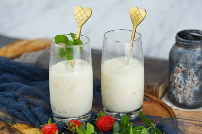 Mousse de yogur con peras caramelizadas