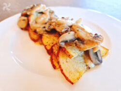 Patatas crujientes con champiñones en salsa de gorgonzola