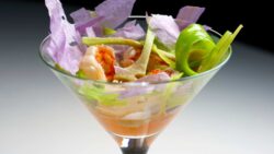 Queso burrata con gambas y tomate en copa de cocktail