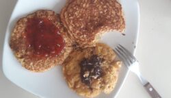 Tortitas de avena con yogur griego y nectarina