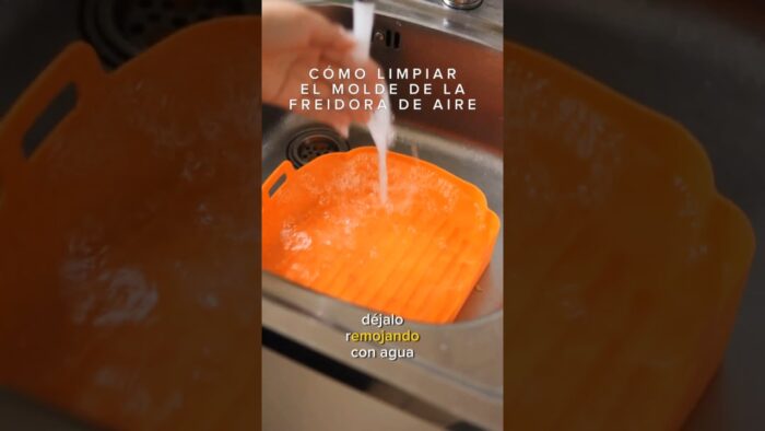 Aprende a limpiar tu molde de silicona de la freidora de aire Mouvair Gourmet 🧼 #freidoradeaire