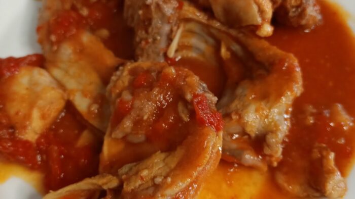 Conejo guisado en salsa de pimiento rojo, fácil y rico con Thermomix