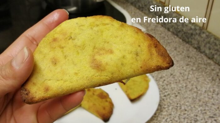 Empanada de plátano maduro con queso en Freidora de aire / aire fryer