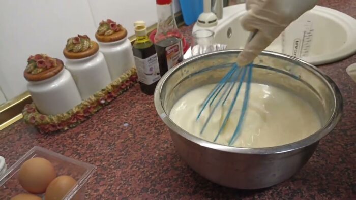 Flan de huevo en la freidora de aire fácil de hacer