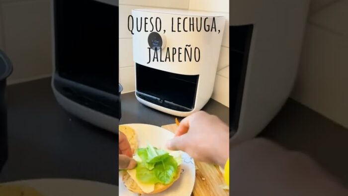 Hamburguesa en la freidora de aire de Xiaomi sin gota de grasa añadida.