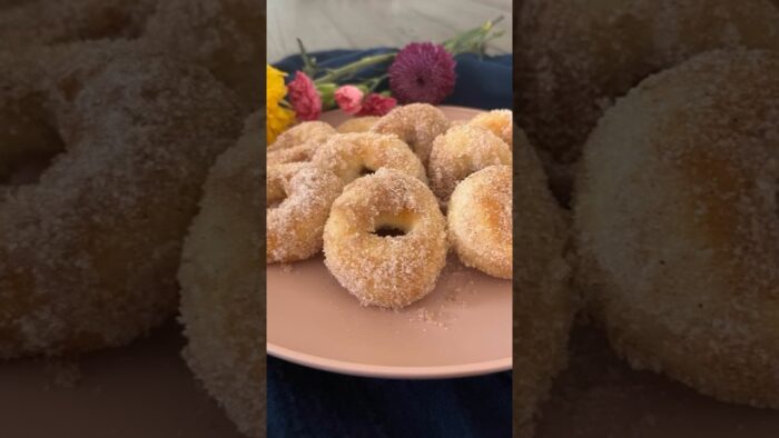Mini donas en freidora de aire! Receta completa en la descripción del video! #shorts #donuts #recipe