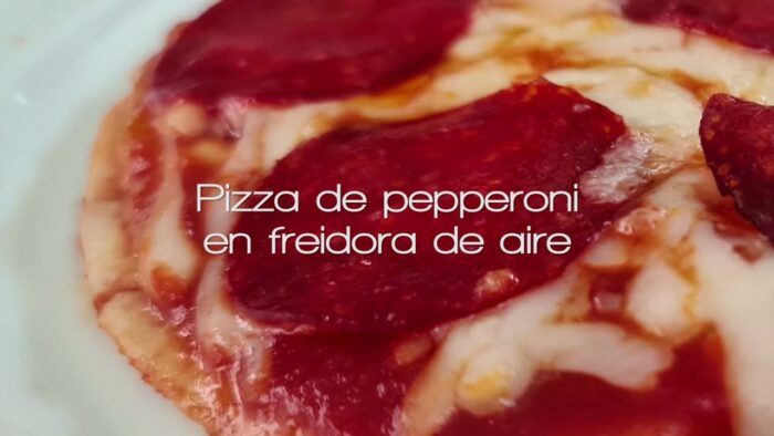 Pizza de pepperoni en freidora de aire