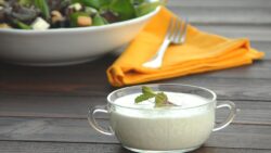 Salsa ligera de yogur para ensaladas con o sin Thermomix | Receta facil