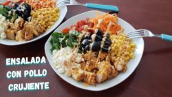 Una ensalada deli con pollo muy crujiente en freidora de aire. #airfryer #ensalada #crunchy
