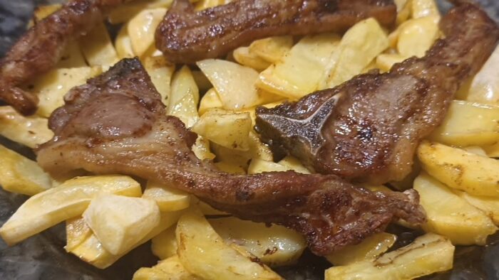 costillas con patatas en freidora de aire