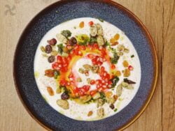 Dip de yogur griego con aceite aromatizado, granada y frutos secos