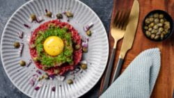 El aperitivo viral para sorprender a tus visitas: tartar de fuet fácil, rápido y riquísimo
